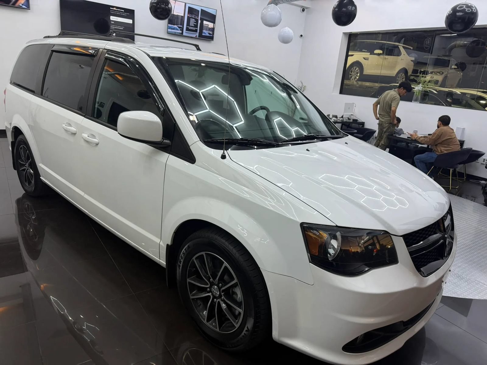 Used 2019 Dodge Grand Caravan SXT w/ Driver Convenience Group FWD image 3