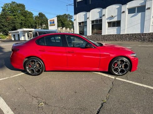 Used 2022 Alfa Romeo Giulia Veloce AWD/4WD image 5