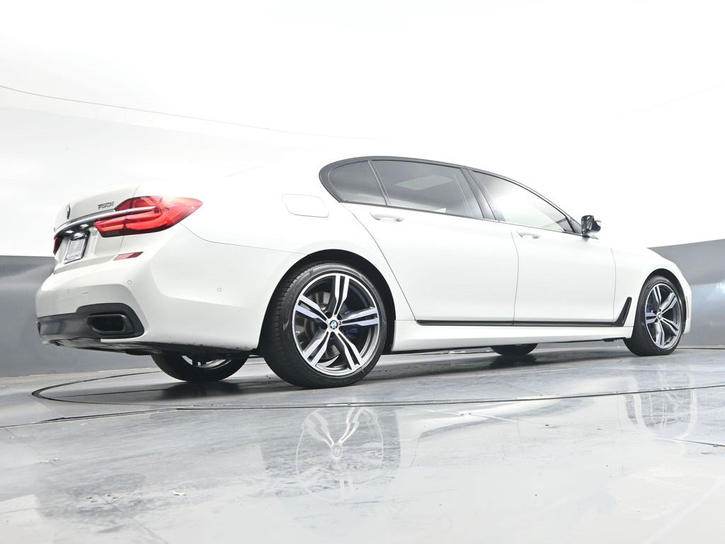 Used 2019 BMW 750i xDrive w/ Executive Package AWD/4WD image 31