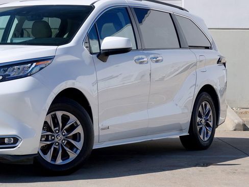 Used 2021 Toyota Sienna XLE w/ XLE Plus Package image 23