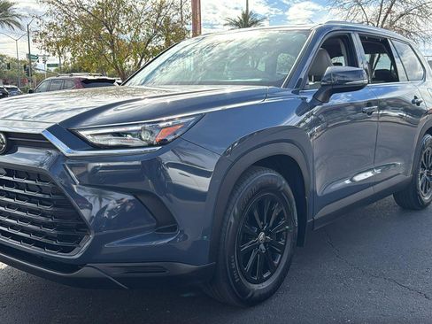 Used 2024 Toyota Grand Highlander XLE image 3