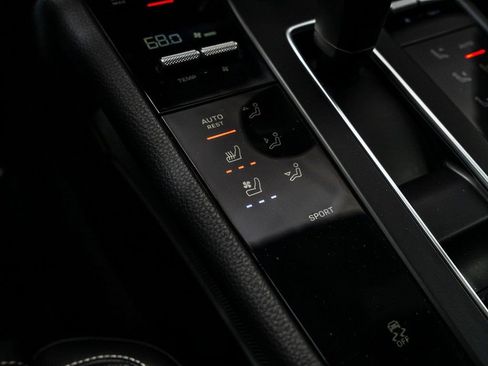 Certified 2025 Porsche Macan AWD/4WD image 20
