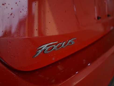 Used 2017 Ford Focus SE w/ Cold Weather Package FWD image 13