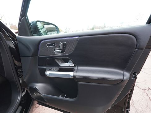 Used 2023 Mercedes-Benz GLB 250 4MATIC w/ Premium Package image 14