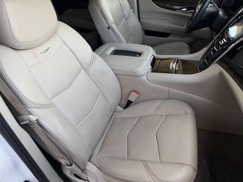 Used 2018 Cadillac Escalade Luxury RWD image 23