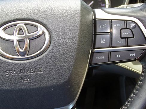 Used 2022 Toyota Highlander Platinum AWD/4WD image 34