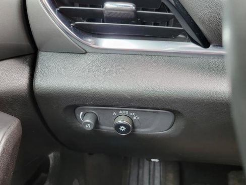 Used 2023 Chevrolet Traverse LT image 13