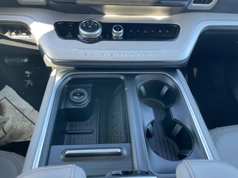 Used 2025 Ford Expedition Active image 24
