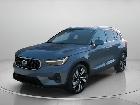 Used 2023 Volvo XC40 B5 Plus w/ Protection Package Premier AWD/4WD image 12