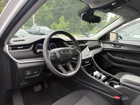 Used 2023 Jeep Grand Cherokee Laredo w/ Luxury Tech Group I AWD/4WD image 9