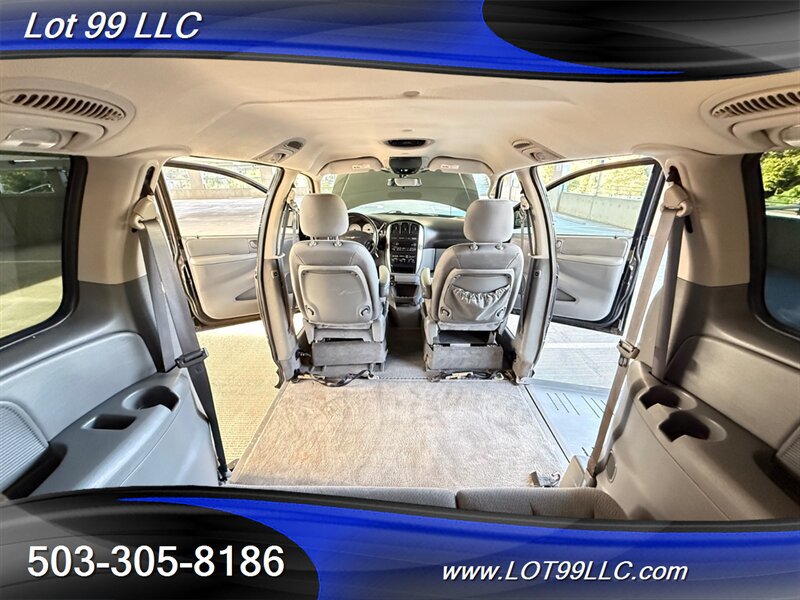 Used 2006 Chrysler Town & Country Touring w/ Trailer Tow Prep Group FWD image 4