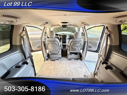 Used 2006 Chrysler Town & Country Touring w/ Trailer Tow Prep Group FWD image 4