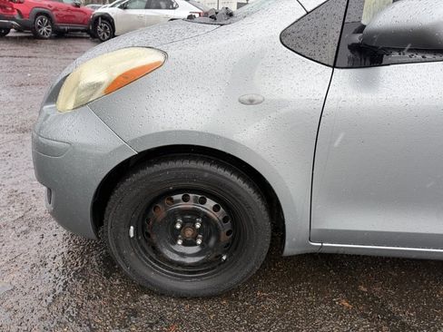 Used 2011 Toyota Yaris 4-Door Hatchback image 12
