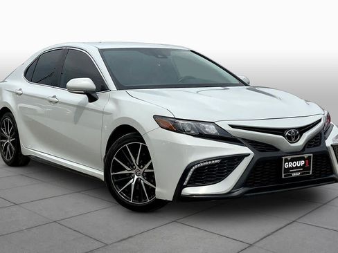 Used 2023 Toyota Camry SE FWD image 3