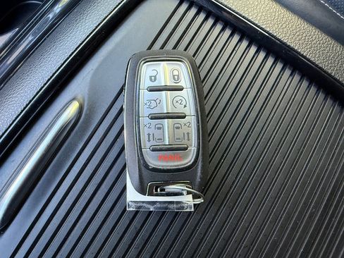 Used 2025 Chrysler Pacifica Limited FWD image 36