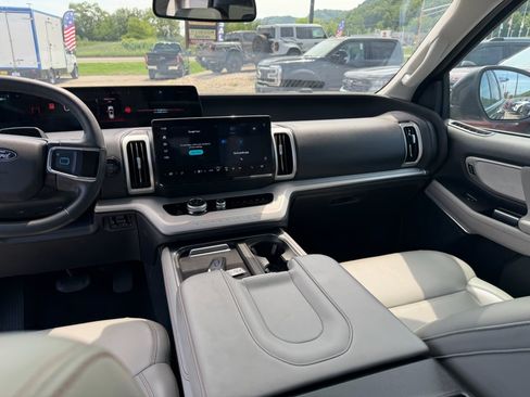 Used 2025 Ford Expedition Max Active AWD/4WD image 9