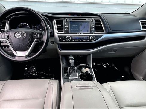 Used 2018 Toyota Highlander XLE AWD/4WD image 19