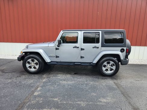 Used 2017 Jeep Wrangler Unlimited Sahara AWD/4WD image 2