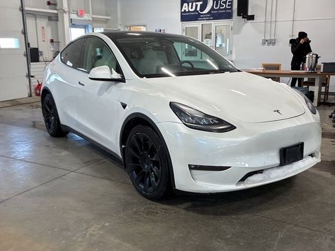 Used 2021 Tesla Model Y Long Range image 9