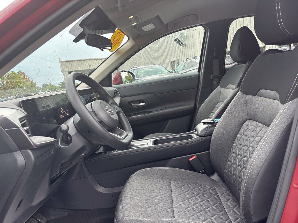 Used 2025 Nissan Kicks SV AWD/4WD image 10