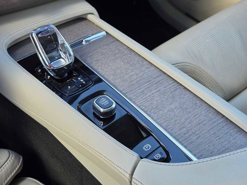 Used 2023 Volvo XC90 T8 Ultimate w/ Lounge Package image 26