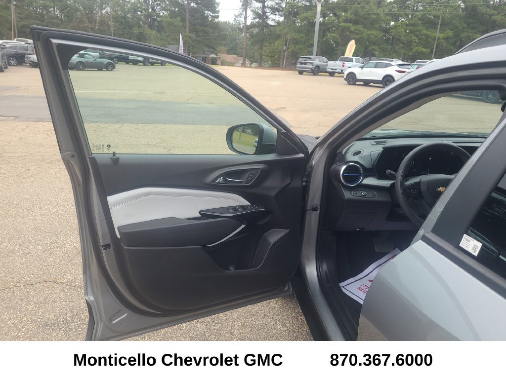 Used 2025 Chevrolet Trax LT FWD image 12