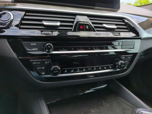 Used 2022 BMW M550i xDrive w/ Dynamic Handling Package image 19