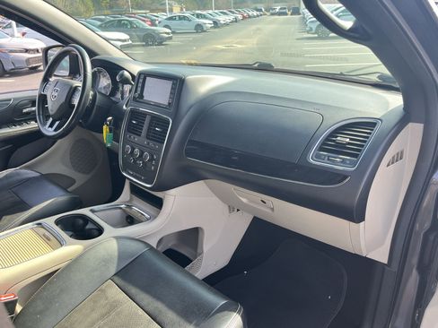 Used 2019 Dodge Grand Caravan SXT image 32