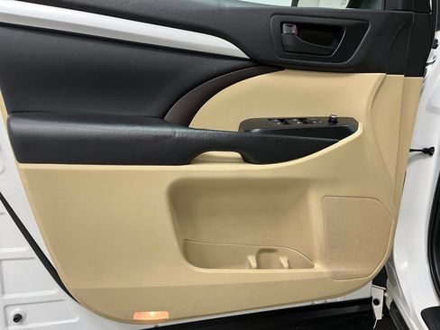 Used 2018 Toyota Highlander Plus w/ Carpet Mat Package (TMS) AWD/4WD image 88