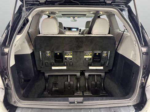 Used 2015 Toyota Sienna Limited image 9