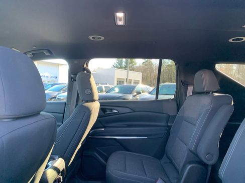 Used 2025 Chevrolet Traverse LT image 30