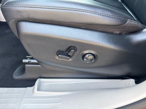 Used 2024 Chrysler Pacifica Touring-L FWD image 11
