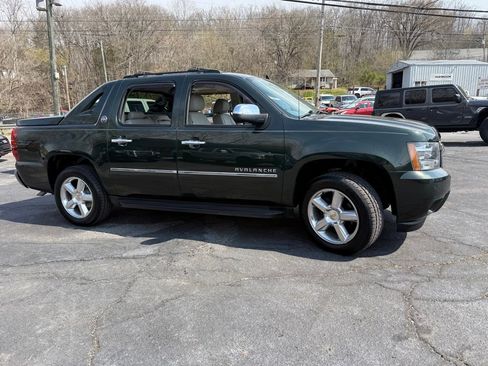 Used 2013 Chevrolet Avalanche LTZ image 28