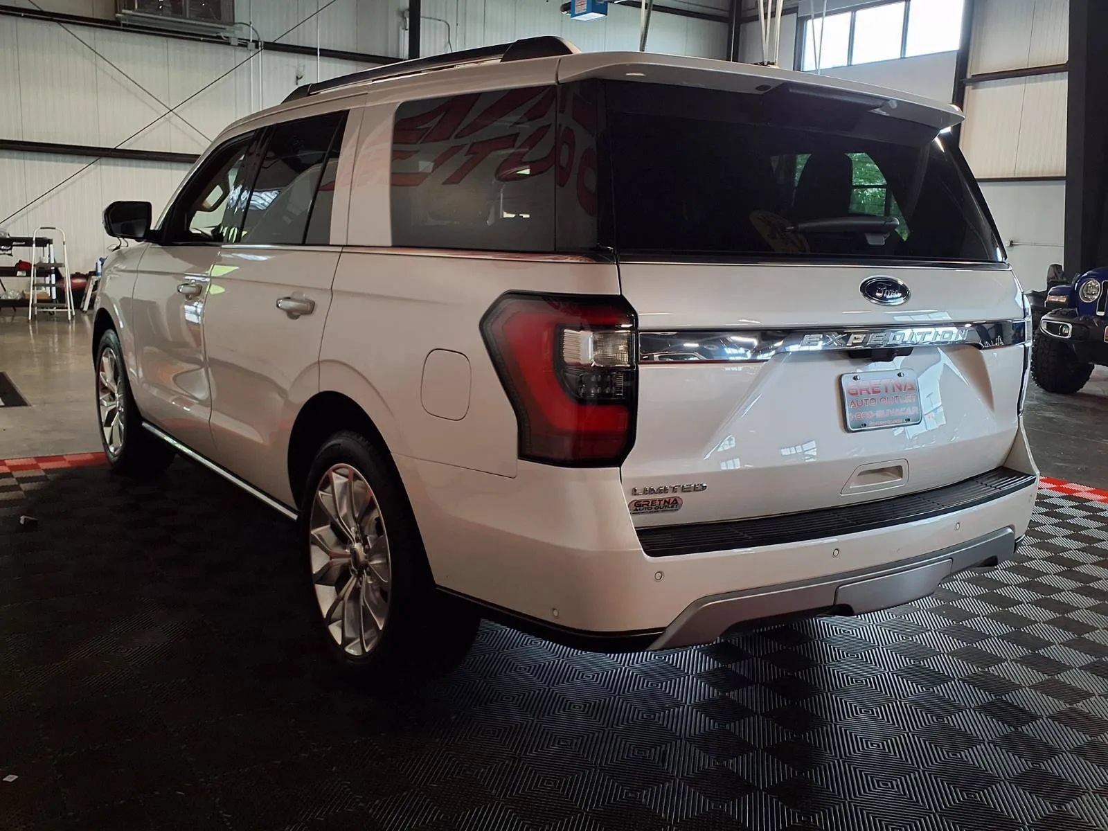 Used 2018 Ford Expedition Limited w/ Equipment Group 302A AWD/4WD image 5