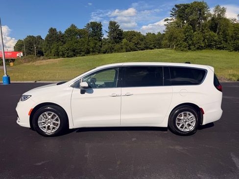 Used 2023 Chrysler Pacifica Touring-L FWD image 5