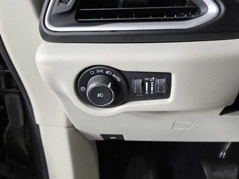 Used 2021 Chrysler Pacifica Touring-L FWD image 20