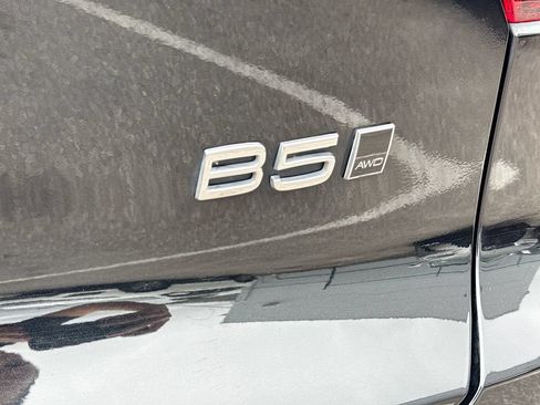 Used 2023 Volvo XC40 B5 Plus AWD/4WD image 11
