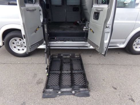 Used 2010 GMC Savana 1500 w/ Preferred Equipment Group image 27