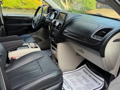 Used 2014 Chrysler Town & Country Touring FWD image 17