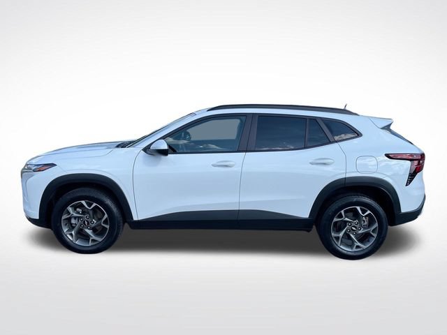 Used 2025 Chevrolet Trax LT FWD image 2