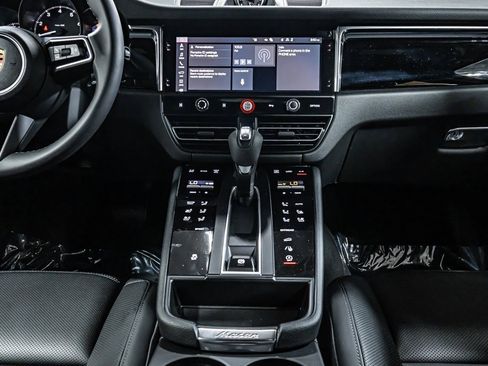 Certified 2025 Porsche Macan image 16