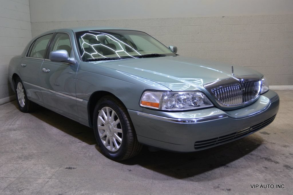 Used 2006 Lincoln Town Car Signature RWD image 1