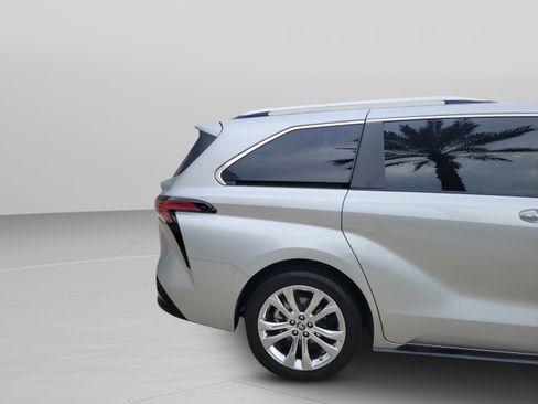 Used 2023 Toyota Sienna Platinum FWD image 33