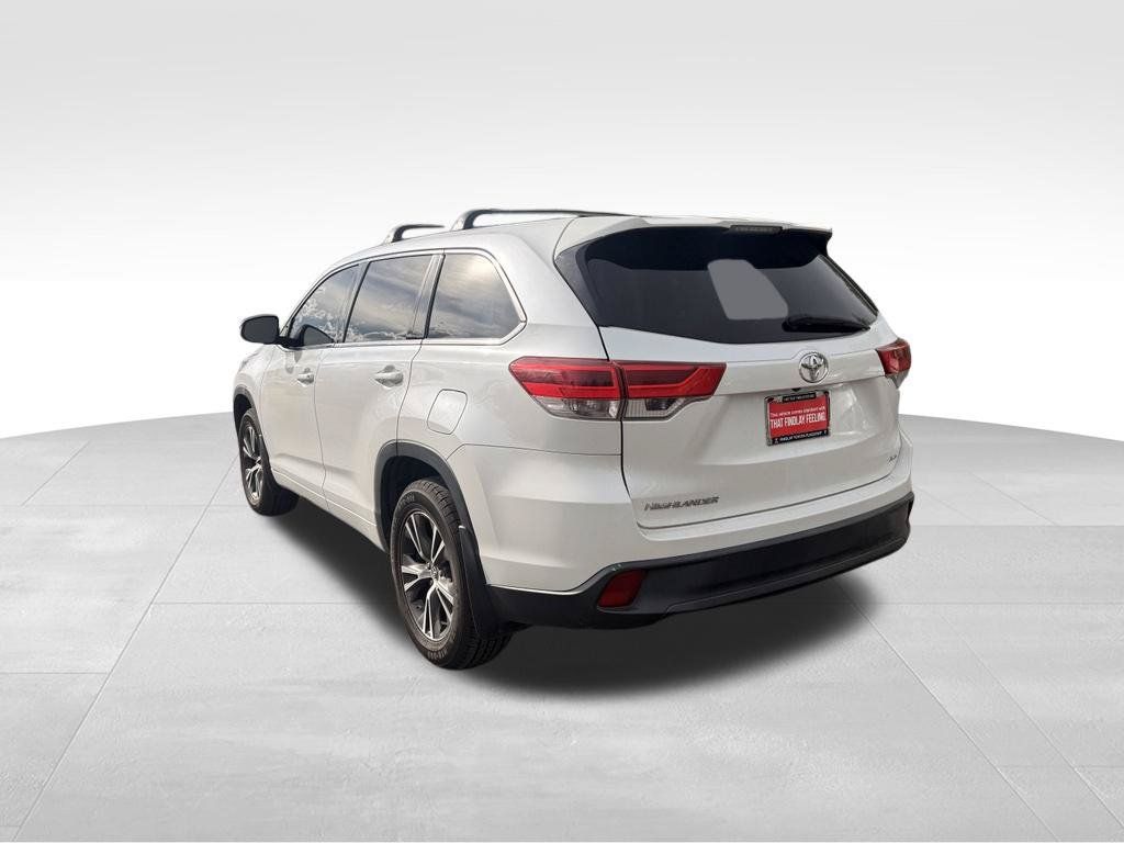 Used 2017 Toyota Highlander LE w/ Carpet Mat Package AWD/4WD image 3