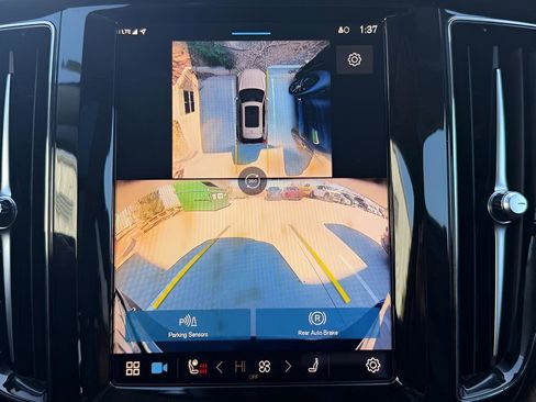 Used 2024 Volvo XC60 B5 Plus image 23