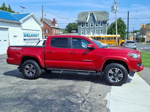 Used 2018 Toyota Tacoma TRD Sport AWD/4WD image 2