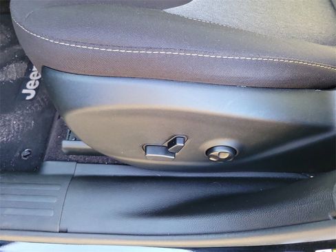 Used 2018 Jeep Cherokee Latitude w/ Mobile Office Group image 15