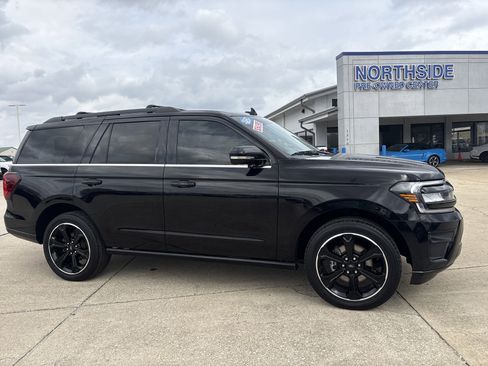 Used 2023 Ford Expedition Limited AWD/4WD image 2