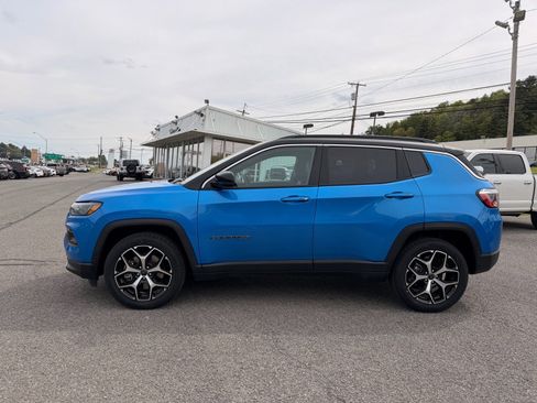 Used 2025 Jeep Compass Limited AWD/4WD image 3