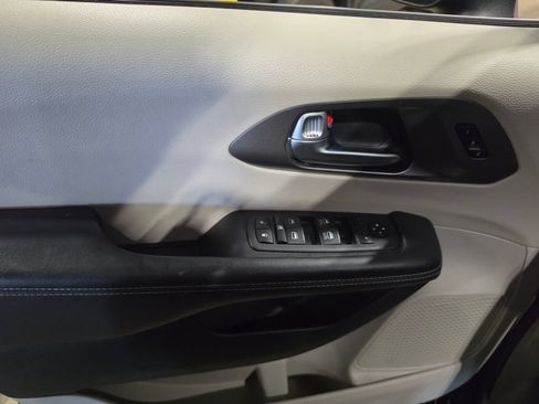 Used 2023 Chrysler Pacifica Touring-L FWD image 5